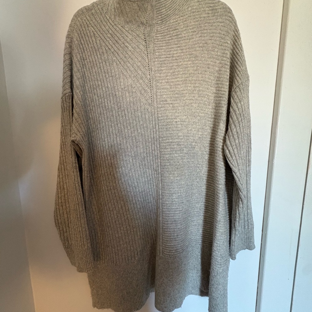 NWOT Lou & Grey Ribbed Turtleneck Sweater in Light Gray